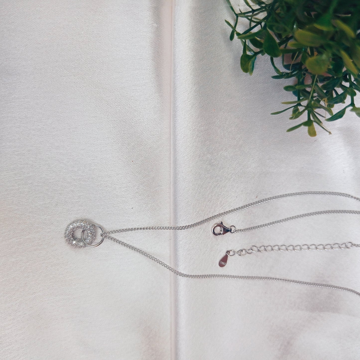 Elegant silver necklace with a sparkling oval pendant, perfect for adding sophistication to any outfit. A timeless jewelry piece for special occasions and daily wear.