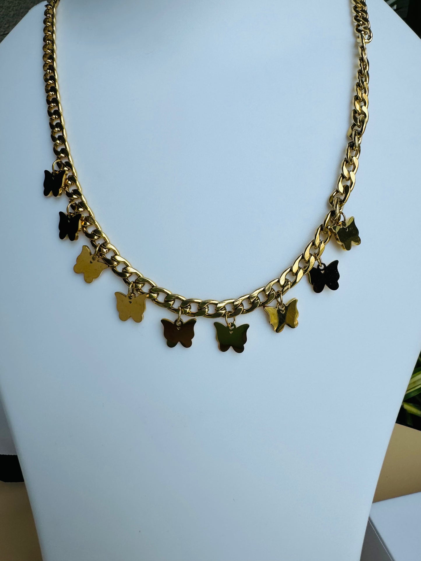 A timeless gold chain necklace, perfect for everyday wear.