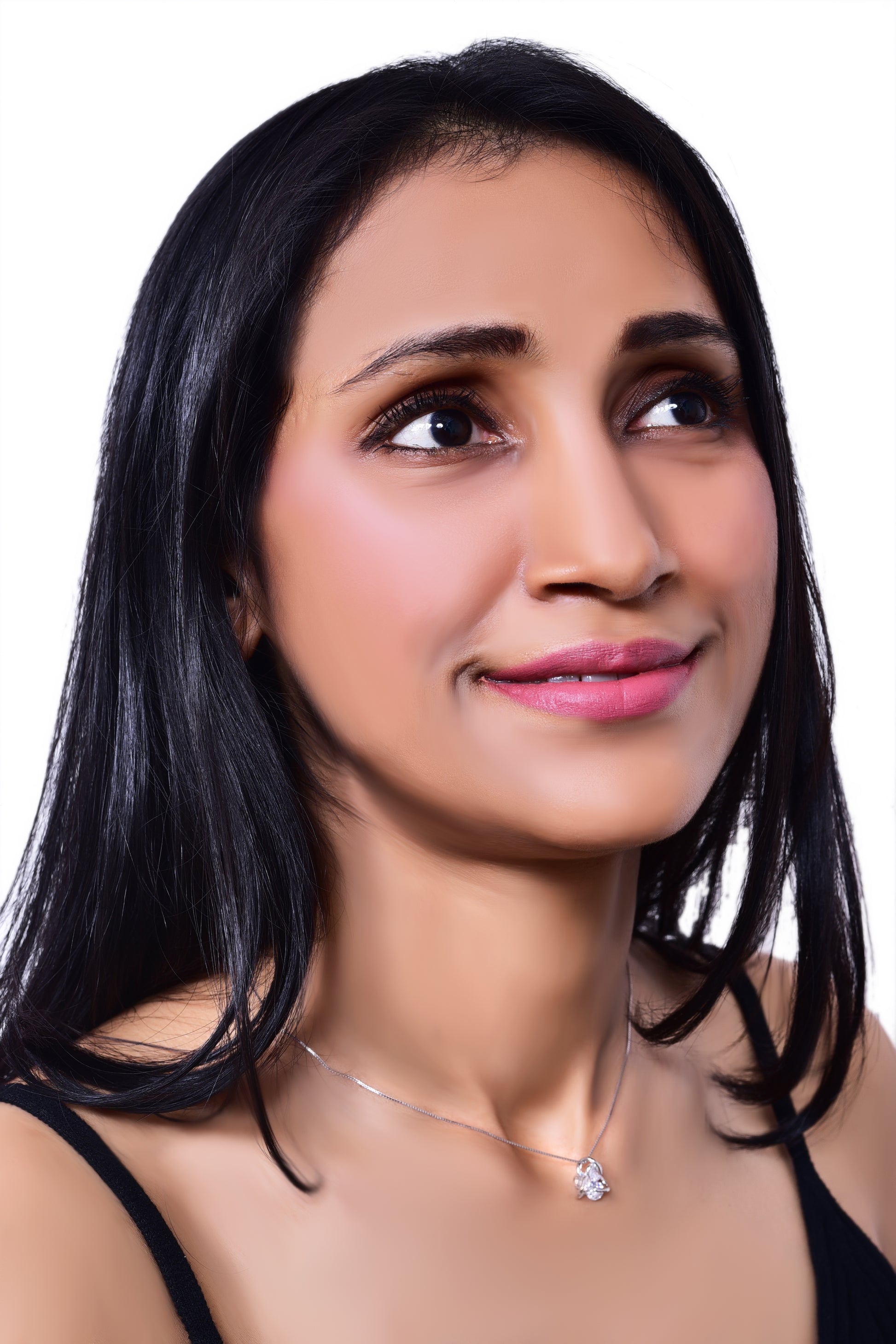 Delicate silver necklace featuring a sparkling floral pendant, elegantly worn with a black outfit. A timeless jewelry piece perfect for everyday wear or special occasions