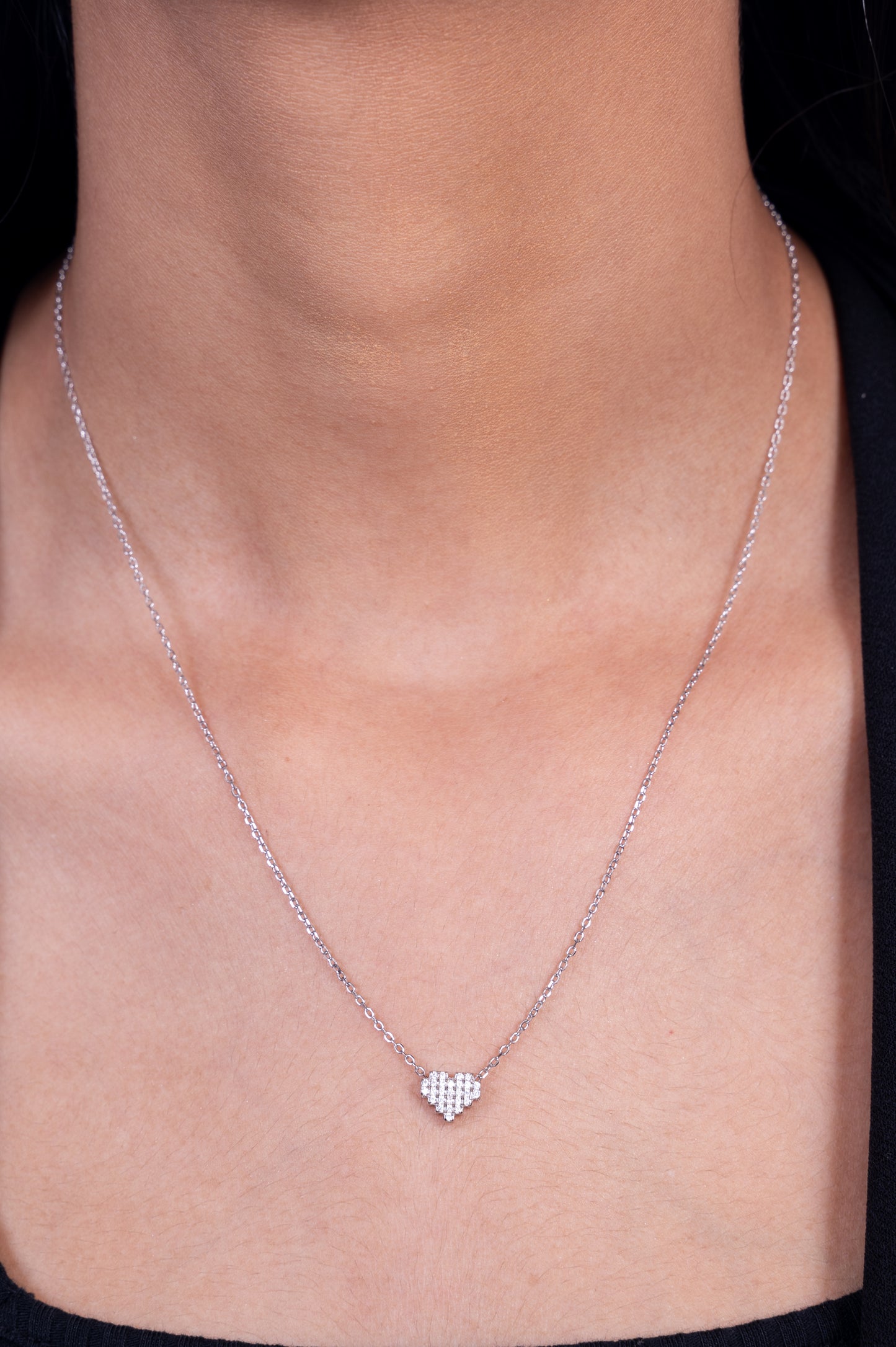Delicate silver necklace with a sparkling diamond heart pendant, perfect for everyday elegance, romantic gifts, and minimalist jewelry lovers