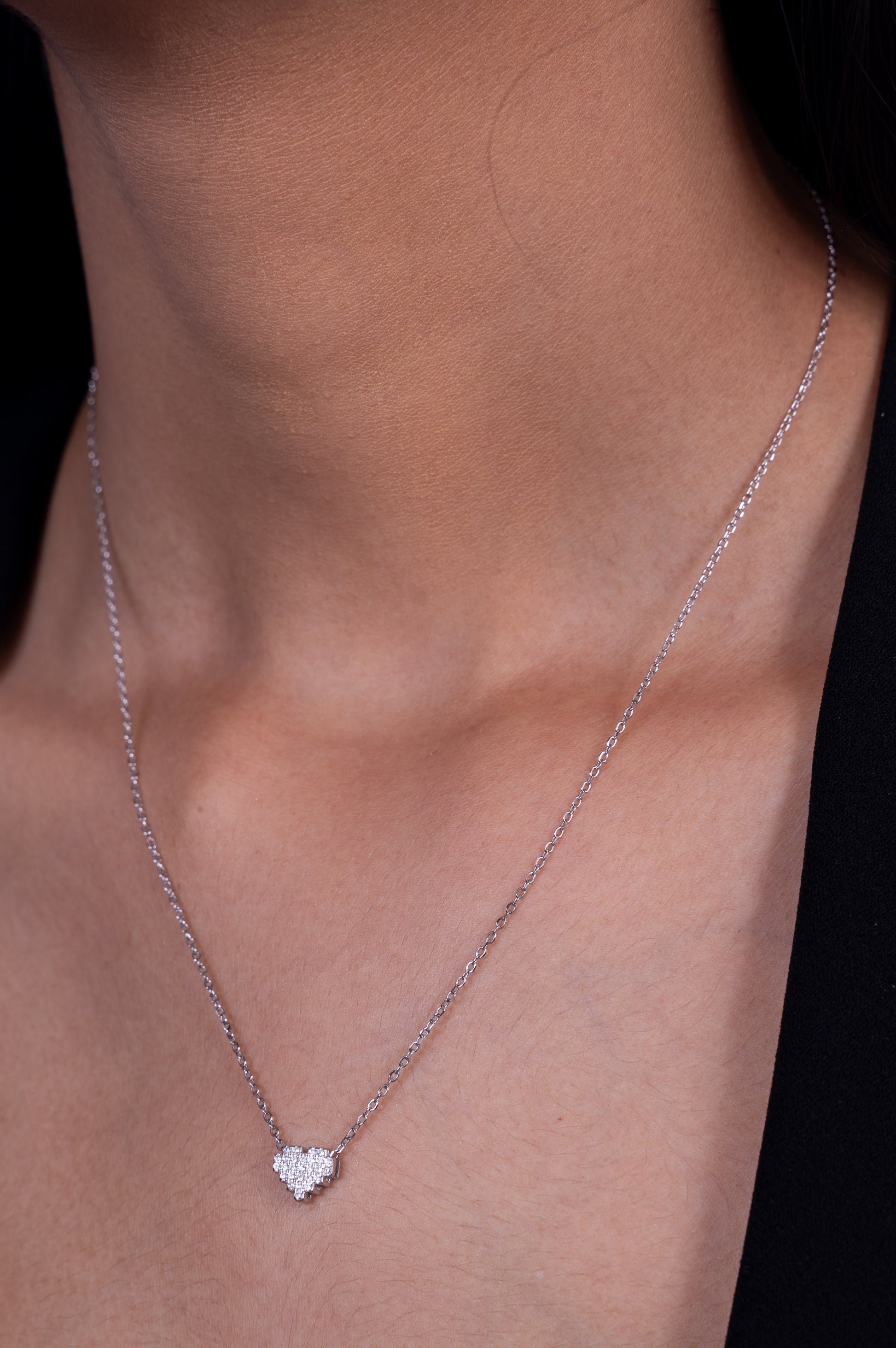 Delicate silver necklace with a sparkling diamond heart pendant, perfect for everyday elegance, romantic gifts, and minimalist jewelry lovers