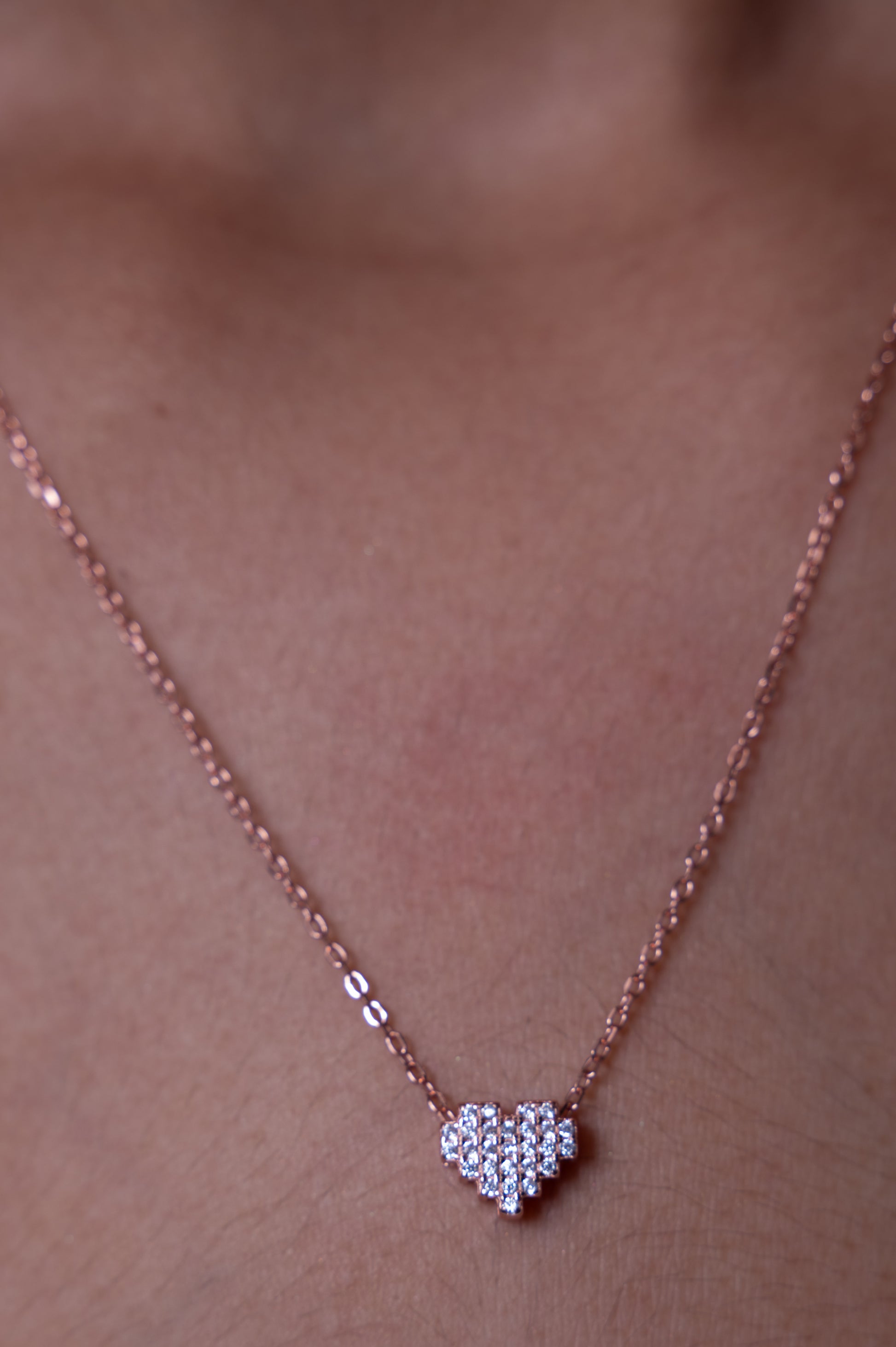 Delicate silver necklace with a sparkling diamond heart pendant, perfect for everyday elegance, romantic gifts, and minimalist jewelry lovers