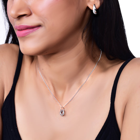 Elegant silver necklace with a sparkling oval pendant, perfect for adding sophistication to any outfit. A timeless jewelry piece for special occasions and daily wear.