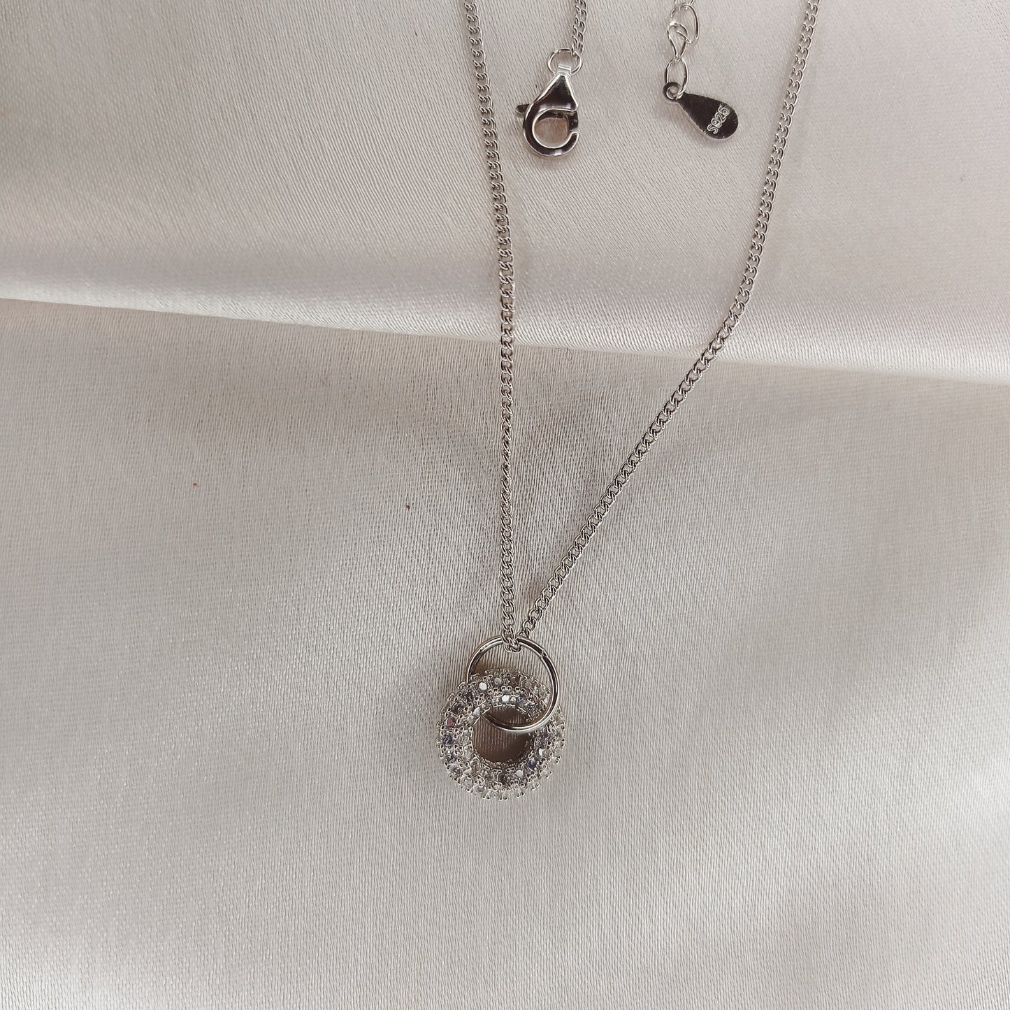 Elegant silver necklace with a sparkling oval pendant, perfect for adding sophistication to any outfit. A timeless jewelry piece for special occasions and daily wear.