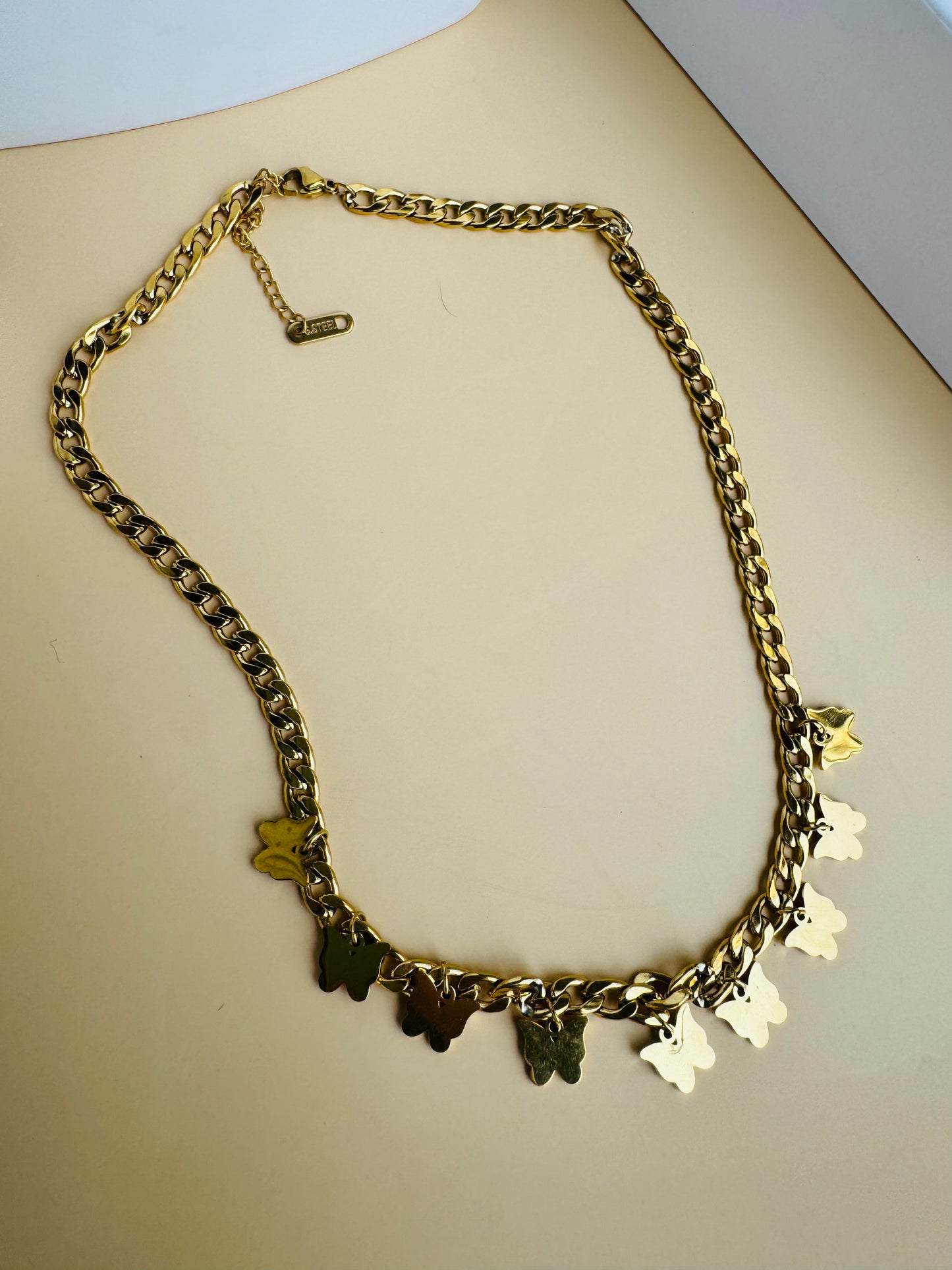 A timeless gold chain necklace, perfect for everyday wear.