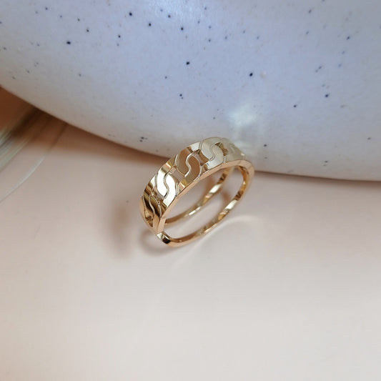 Elegant gold ring with a modern wavy pattern, reflecting luxury and sophistication—perfect for wedding bands, anniversary gifts, or fine jewelry collections